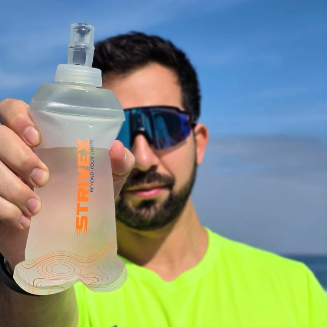 botella soft flask wave 250 ml en mano