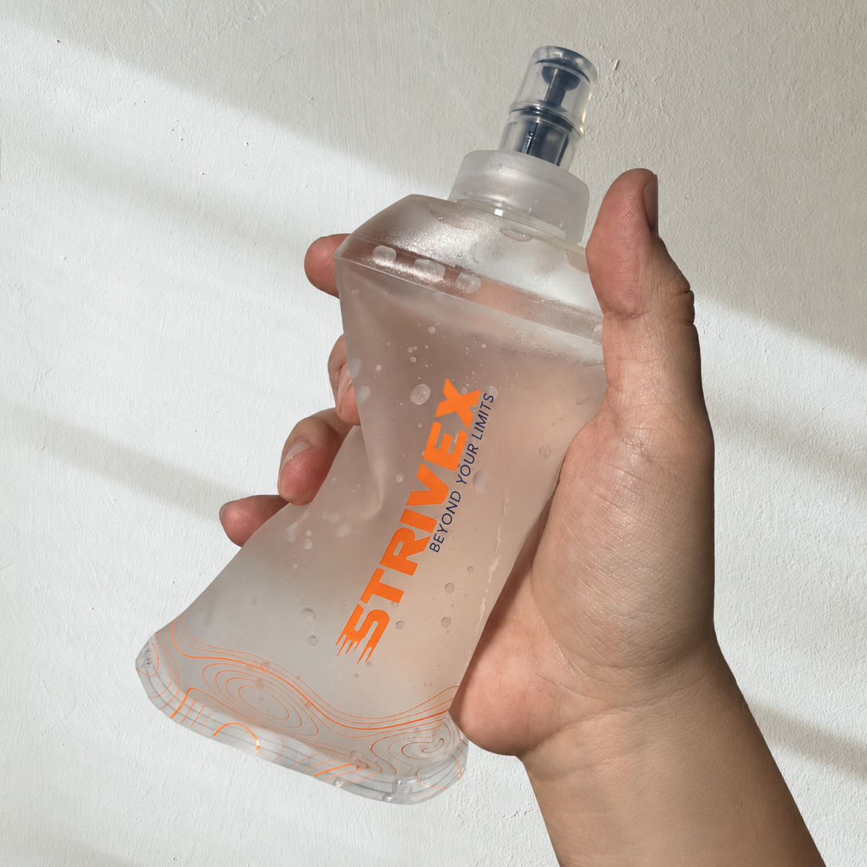 botella soft flask wave 250 ml en mano