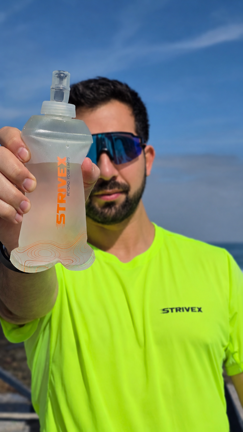 Atleta amateur mostrando botella wave 250 ml